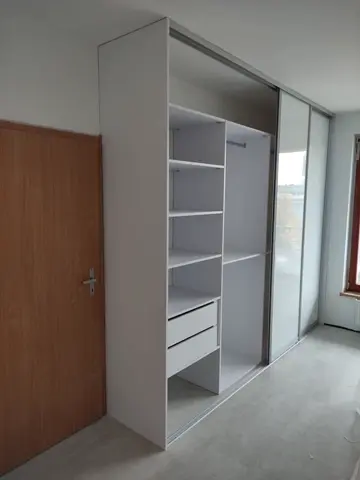 Vnútorné členenie skrine na mieru, biela