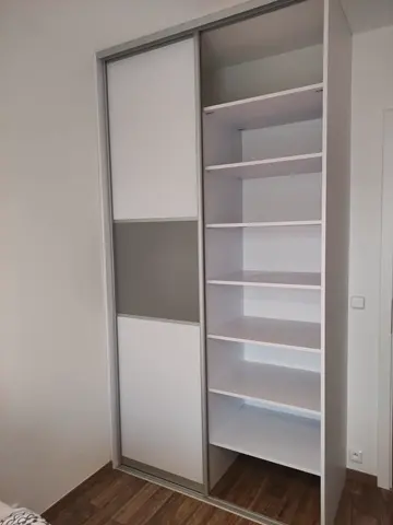 Vnútorné členenie skrine na mieru, kombinácia dekorov