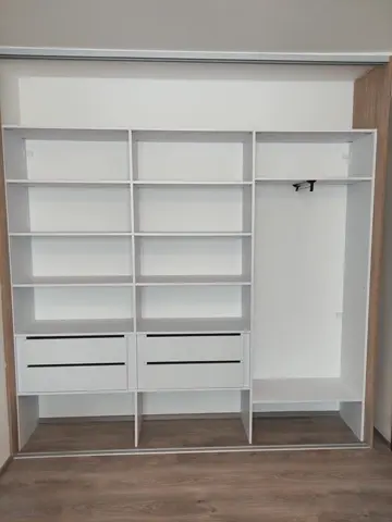 Vnútorné členenie skrine na mieru, biela