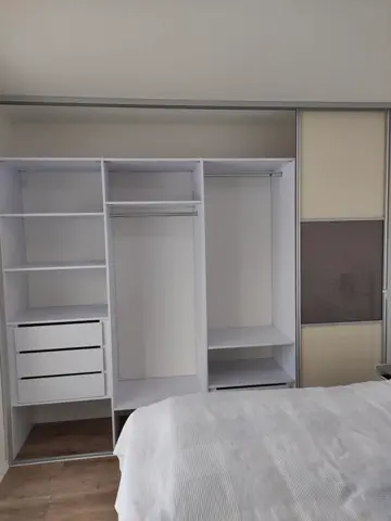 Vnútorné členenie skrine na mieru, biela