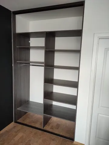 Vnútorné členenie skrine na mieru v tmavom dekore wenge