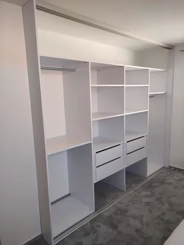 Vnútorné členenie skrine na mieru, biela