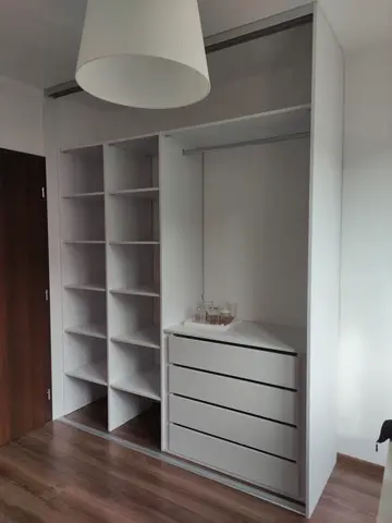 Vnútorné členenie skrine na mieru, biela