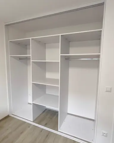 Vnútorné členenie skrine na mieru, biela