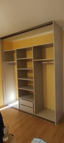 Vnútorné členenie skrine na mieru, sivá