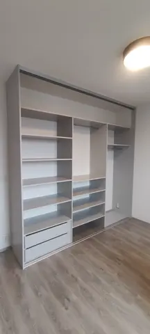 Vnútorné členenie skrine na mieru, sivá