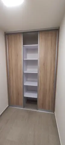 Vnútorné členenie skrine na mieru, antracit