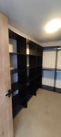 Vnútorné členenie skrine na mieru, antracit