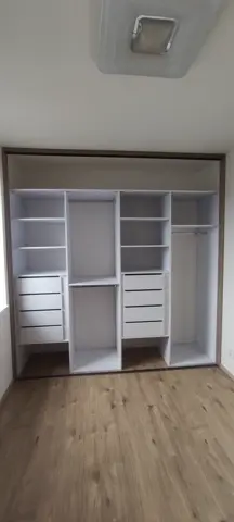 Vnútorné členenie skrine na mieru, biela