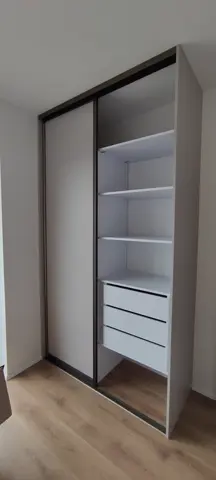 Vnútorné členenie skrine na mieru, sivá