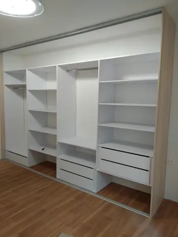 Vnútorné členenie skrine na mieru, kombinácia dekorov