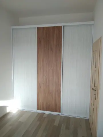 Vnútorné členenie skrine na mieru, kombinácia dekorov