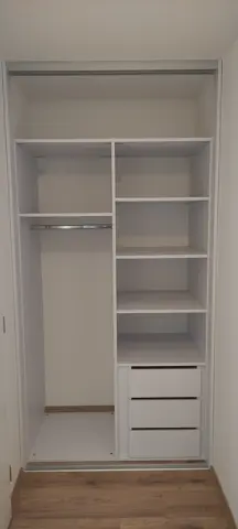 Vnútorné členenie skrine na mieru, biela