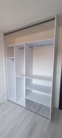 Vnútorné členenie skrine na mieru, biela