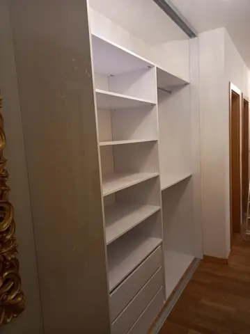 Vnútorné členenie skrine na mieru do chodby a predsiene, biela