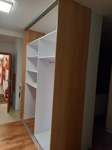 Vnútorné členenie skrine na mieru do chodby a predsiene, kombinácia dekorov