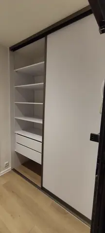 Vnútorné členenie skrine na mieru do chodby a predsiene, biela