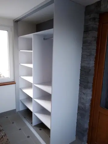 Vnútorné členenie skrine na mieru do chodby a predsiene, biela