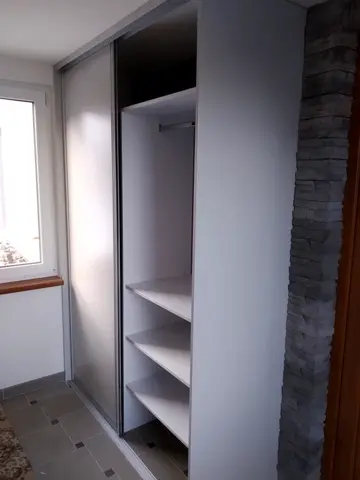 Vnútorné členenie skrine na mieru do chodby a predsiene, sivá
