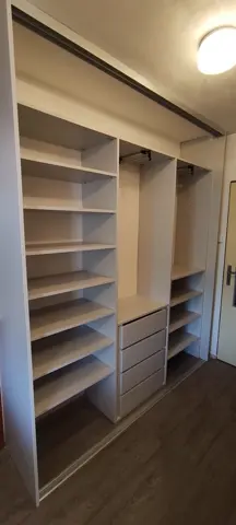 Vnútorné členenie skrine na mieru do chodby a predsiene, biela
