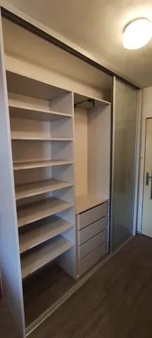 Vnútorné členenie skrine na mieru do chodby a predsiene, biela