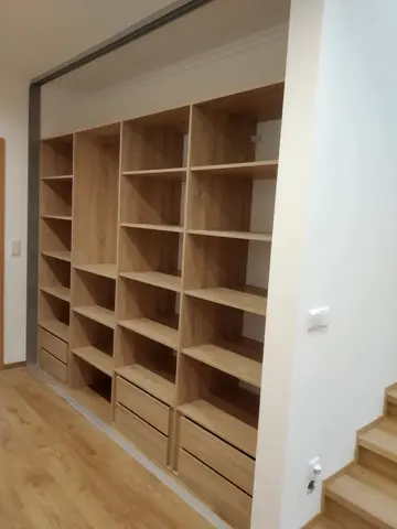 Vnútorné členenie skrine na mieru do chodby a predsiene v dekore dub