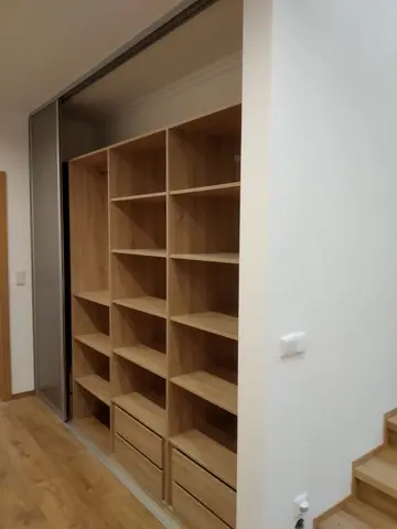 Vnútorné členenie skrine na mieru do chodby a predsiene v dekore dub