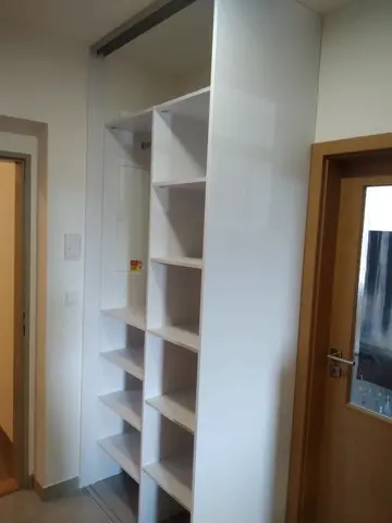 Vnútorné členenie skrine na mieru do chodby a predsiene, biela