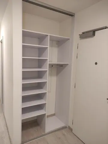 Vnútorné členenie skrine na mieru do chodby a predsiene, biela