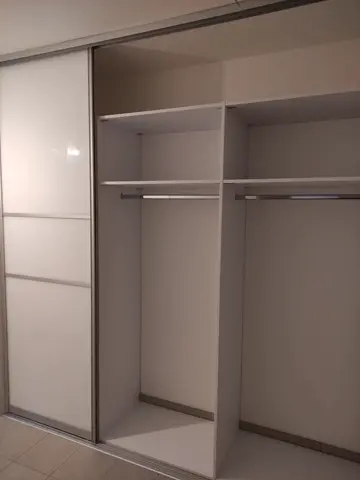 Vnútorné členenie skrine na mieru do chodby a predsiene, biela