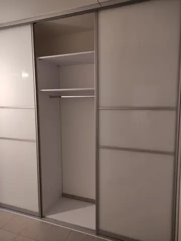 Vnútorné členenie skrine na mieru do chodby a predsiene, biela
