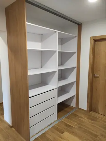 Vnútorné členenie skrine na mieru do chodby a predsiene, biela