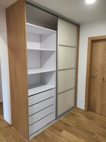 Vnútorné členenie skrine na mieru do chodby a predsiene, kombinácia dekorov