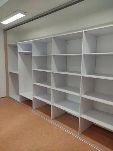 Vnútorné členenie skrine na mieru do chodby a predsiene, biela
