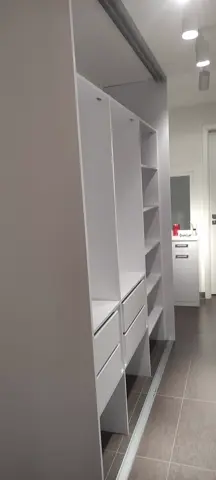 Vnútorné členenie skrine na mieru do chodby a predsiene, biela