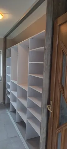 Vnútorné členenie skrine na mieru do chodby a predsiene, biela