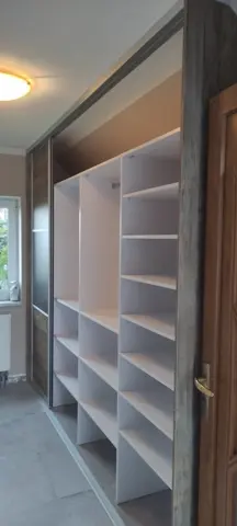Vnútorné členenie skrine na mieru do chodby a predsiene v tmavom dekore wenge
