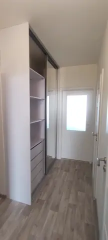 Vnútorné členenie skrine na mieru do chodby a predsiene, biela