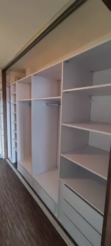 Vnútorné členenie skrine na mieru do chodby a predsiene, biela