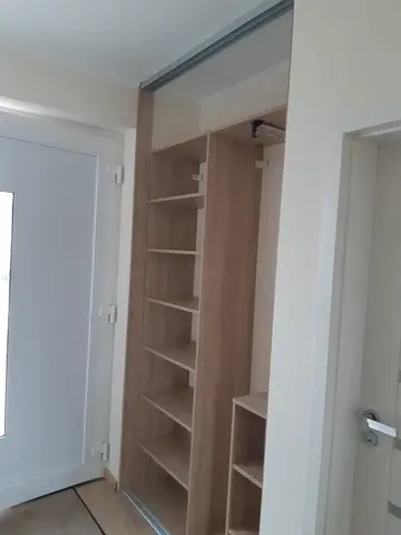 Vnútorné členenie skrine na mieru do chodby a predsiene v dekore buk