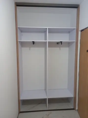Vnútorné členenie skrine na mieru do chodby a predsiene, biela