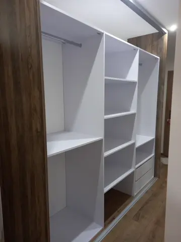 Vnútorné členenie skrine na mieru do chodby a predsiene v dekore orech