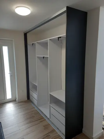 Vnútorné členenie skrine na mieru do chodby a predsiene, antracit