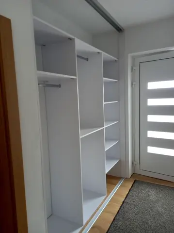 Vnútorné členenie skrine na mieru do chodby a predsiene, biela