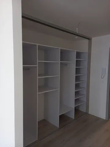 Vnútorné členenie skrine na mieru do chodby a predsiene, biela
