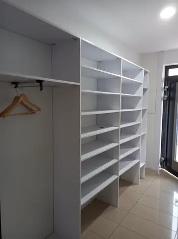 Vnútorné členenie skrine na mieru do chodby a predsiene, biela