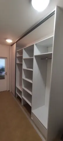 Vnútorné členenie skrine na mieru do chodby a predsiene vo svetlom dekore javor