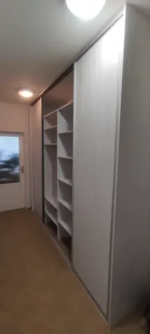 Vnútorné členenie skrine na mieru do chodby a predsiene vo svetlom dekore javor