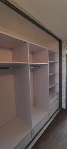Vnútorné členenie skrine na mieru do chodby a predsiene v dekore orech