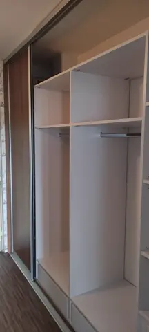 Vnútorné členenie skrine na mieru do chodby a predsiene v dekore orech